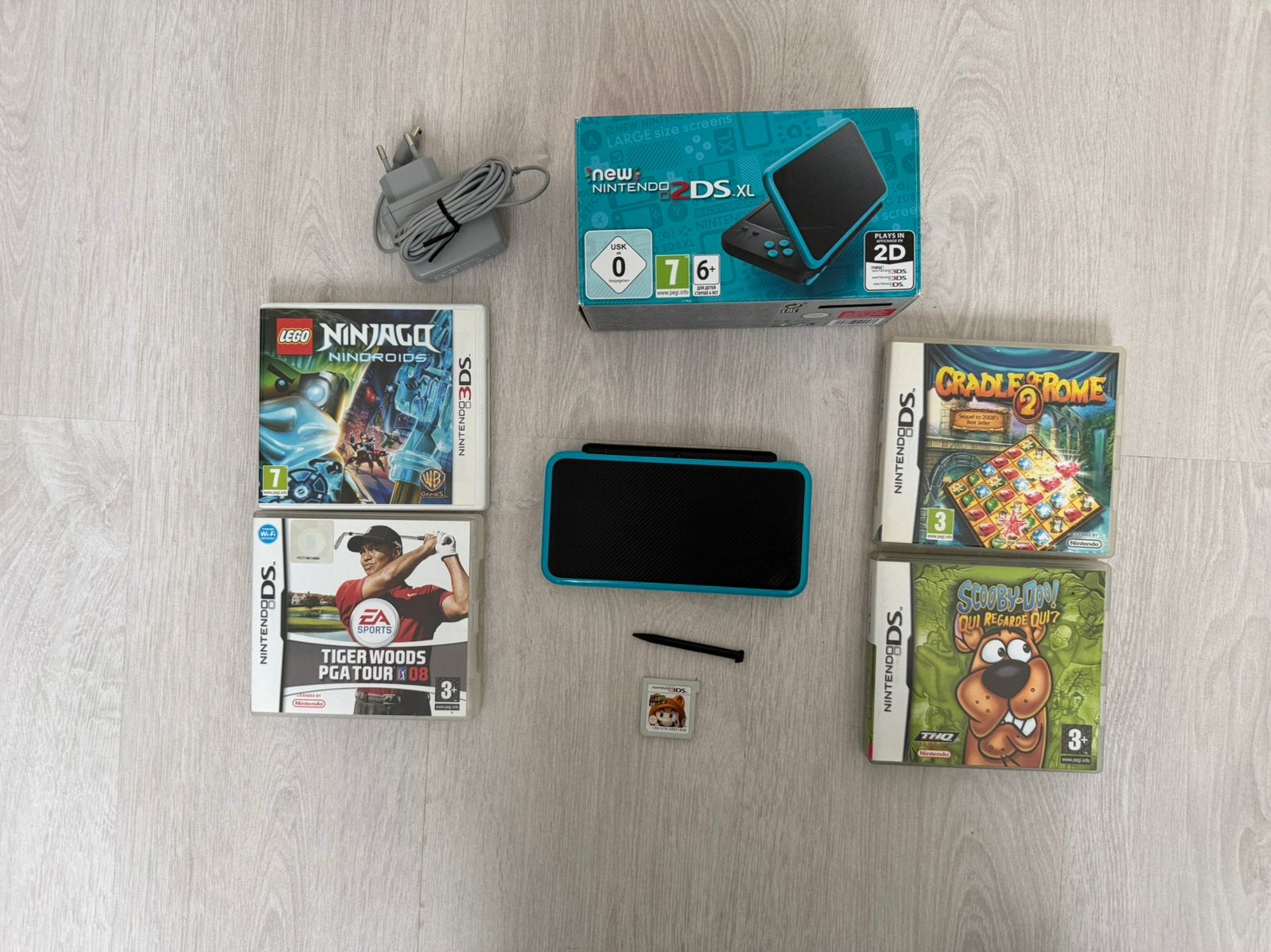 Nieuwe Nintendo 2ds XL in doos met 5 games, Games en Spelcomputers, Spelcomputers | Nintendo 2DS en 3DS, Ophalen, Zo goed als nieuw