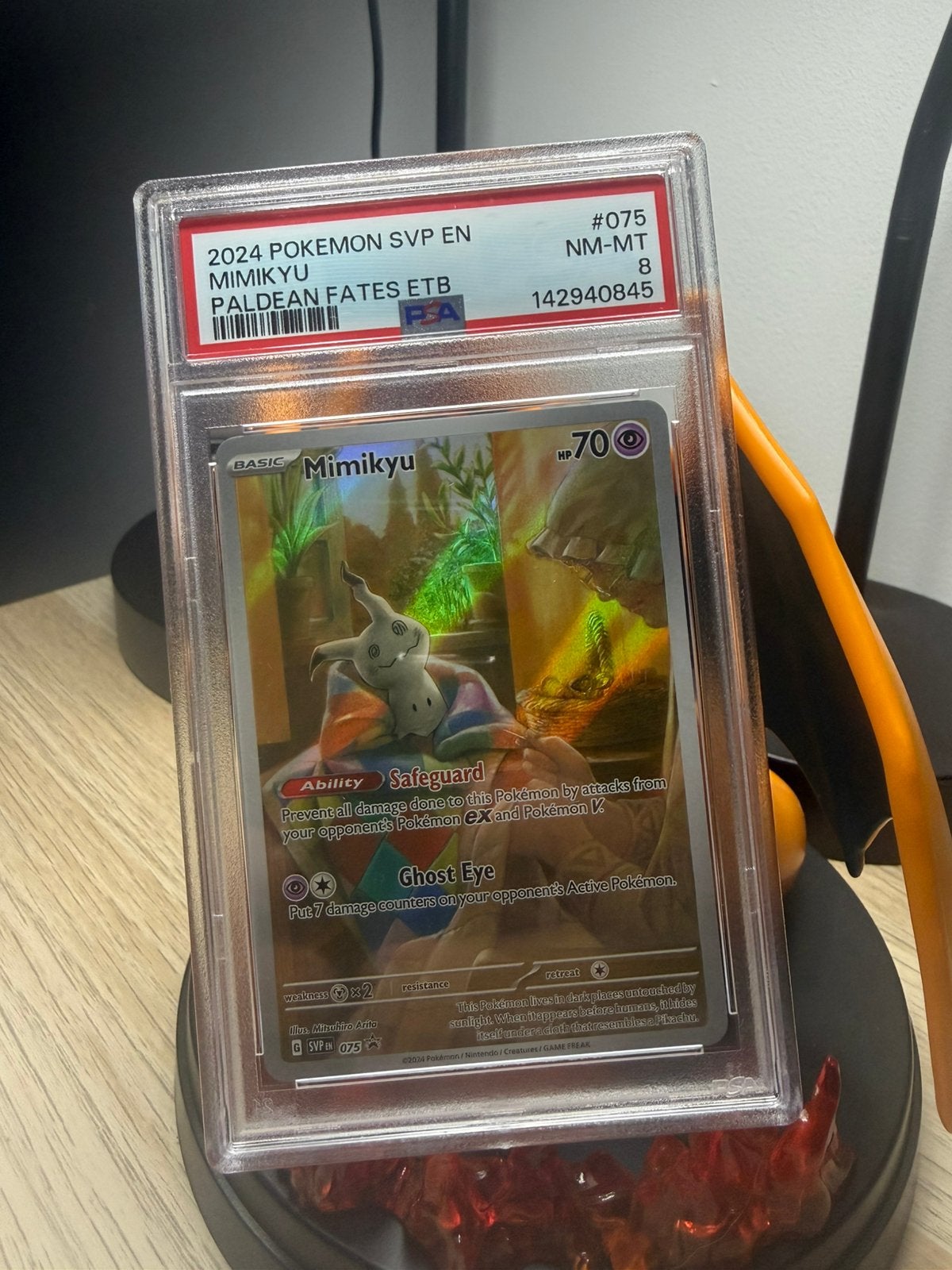 PSA 8 Mimikyu SVP #075 – Paldean Fates ETB Promo – Pokémon, Ophalen of Verzenden, Zo goed als nieuw