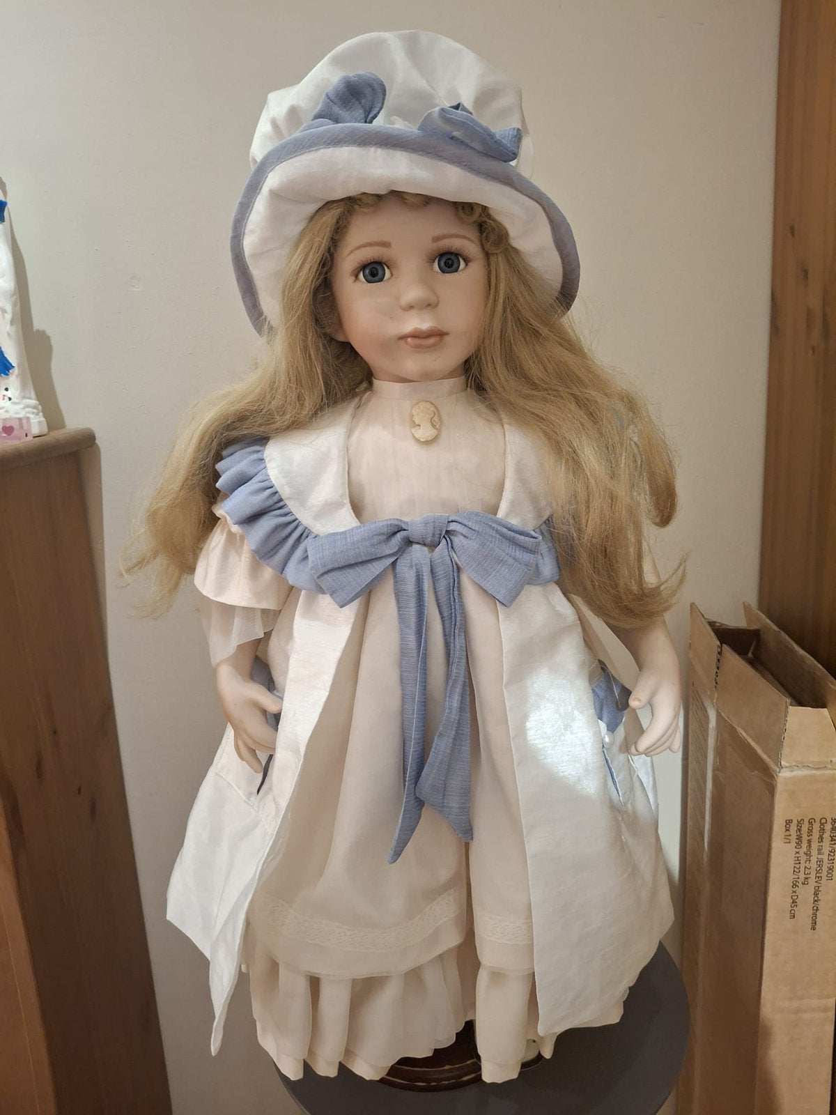 Porcelain Pop - Fille blanche/bleue sur socle en bois, Envoi, Comme neuf, Poupée