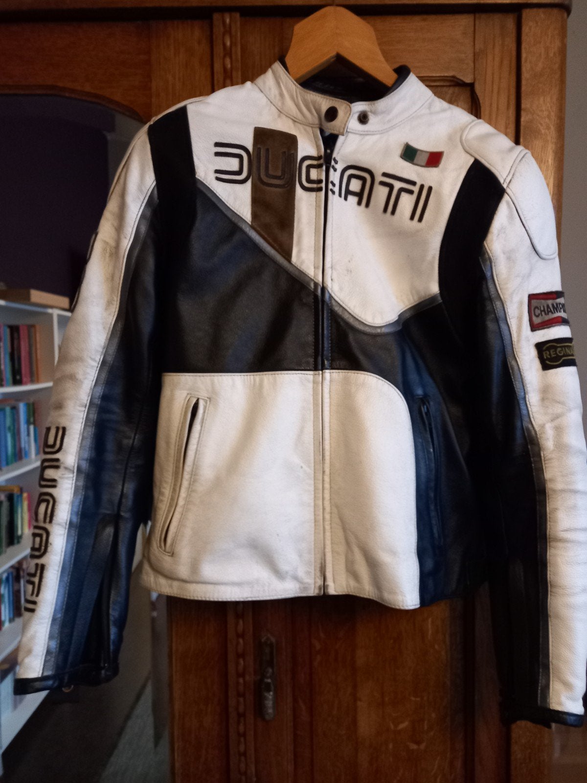 Lederen motorpak Ducati, Motoren, Ophalen