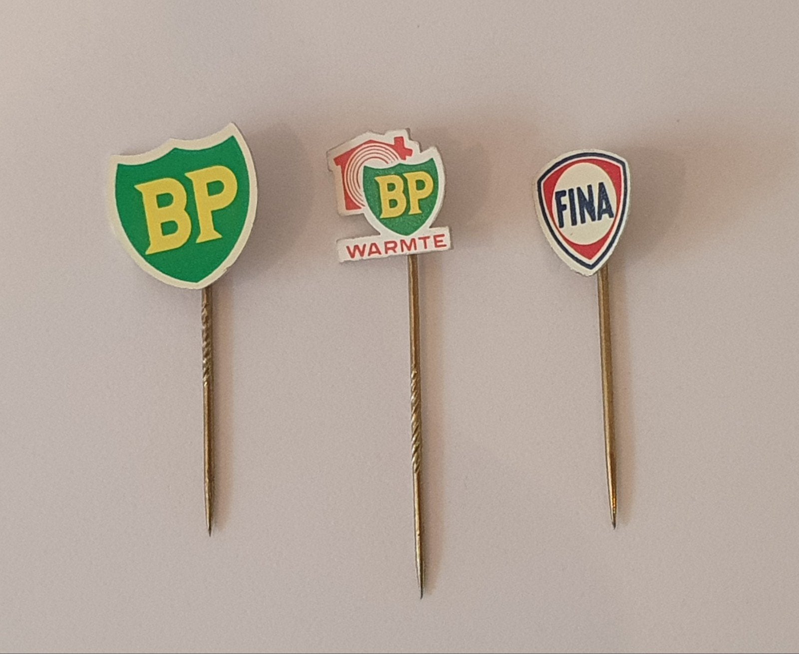 3x reclamespeldjes BP en Fina, Verzamelen, Speldjes, Pins en Buttons, Ophalen of Verzenden