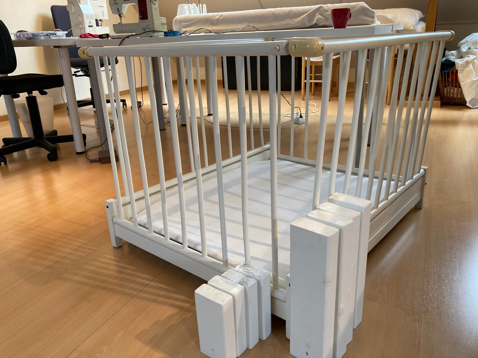 Box in witgeschilderd hout, Kinderen en Baby's, Ophalen, Gebruikt, Rechthoekig, In hoogte verstelbaar