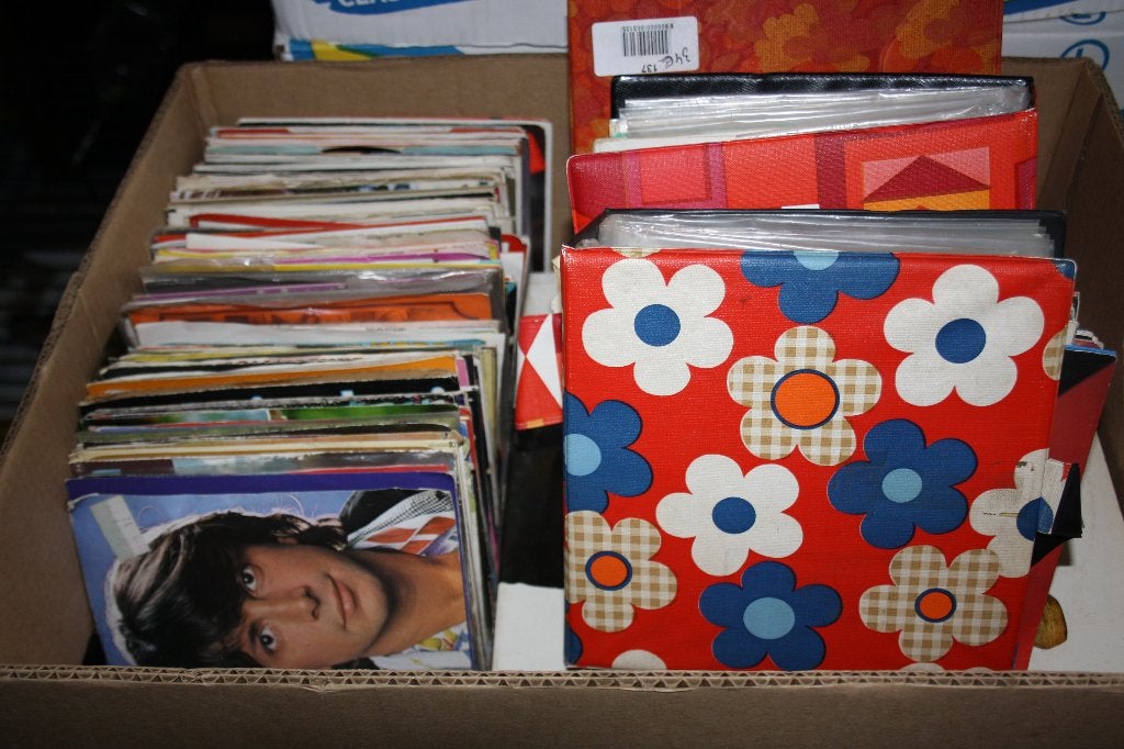 lot de disques vinyls en caisse bananne ideal pour brocante, Divers, Lots de brocante, Enlèvement, Comme neuf