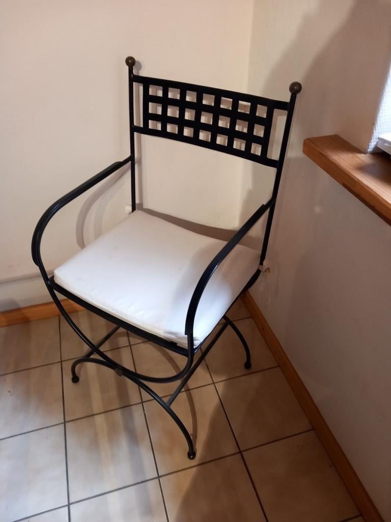 Table en verre, Enlèvement