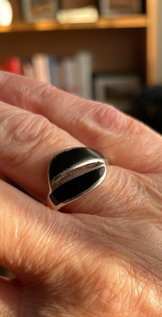 Zilveren ring met opengewerkte bovenkant in onyx, Ophalen of Verzenden, Zo goed als nieuw