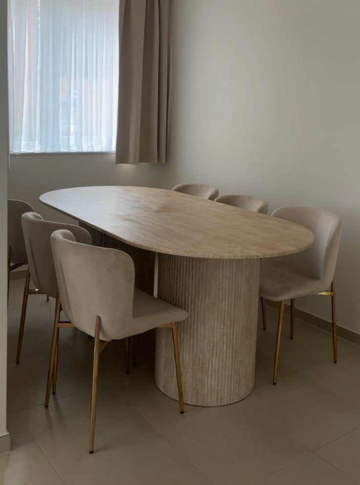 Travertin eettafel en beige stoelen, Huis en Inrichting, Tafels | Eettafels, Zo goed als nieuw, 100 tot 150 cm, 200 cm of meer