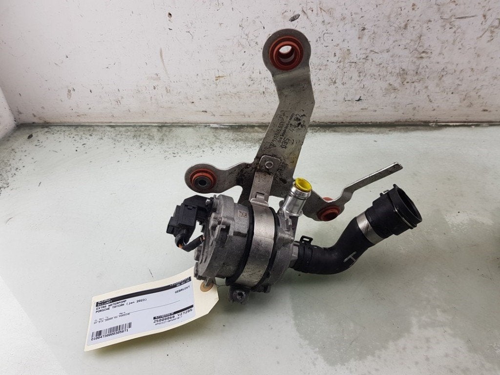 EXTRA EAU POMPE Porsche Taycan (Y1A) (01-2019/12-2023), Porsche Deutschland GmbH, Porscheplatz 1
70435  Stuttgart, DE, Porsche
