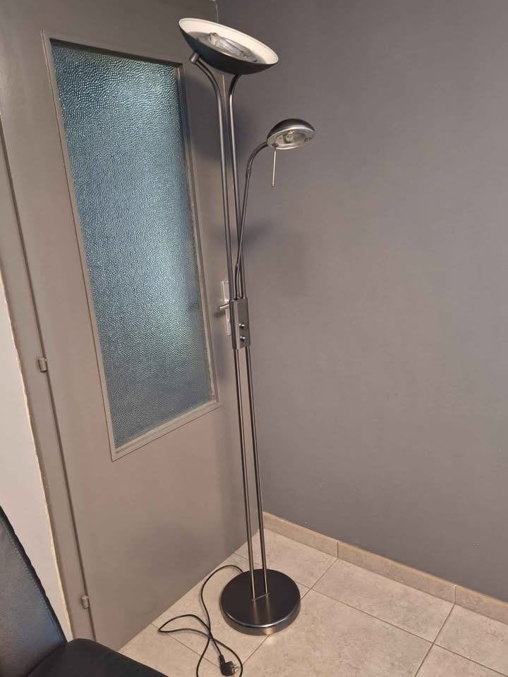 Lampadaire halogène avec liseuse métal satiné – Etat NEUF, Maison & Meubles, Lampes | Lampadaires, Comme neuf, 150 à 200 cm, Métal