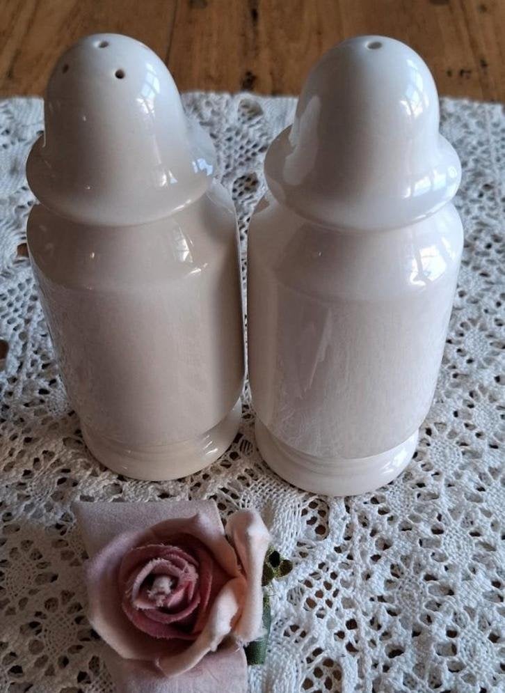 2 Roomwitte strooiers ( peper /zout), Scapa home, Maison & Meubles, -, Poterie, Utilisé, Autres types