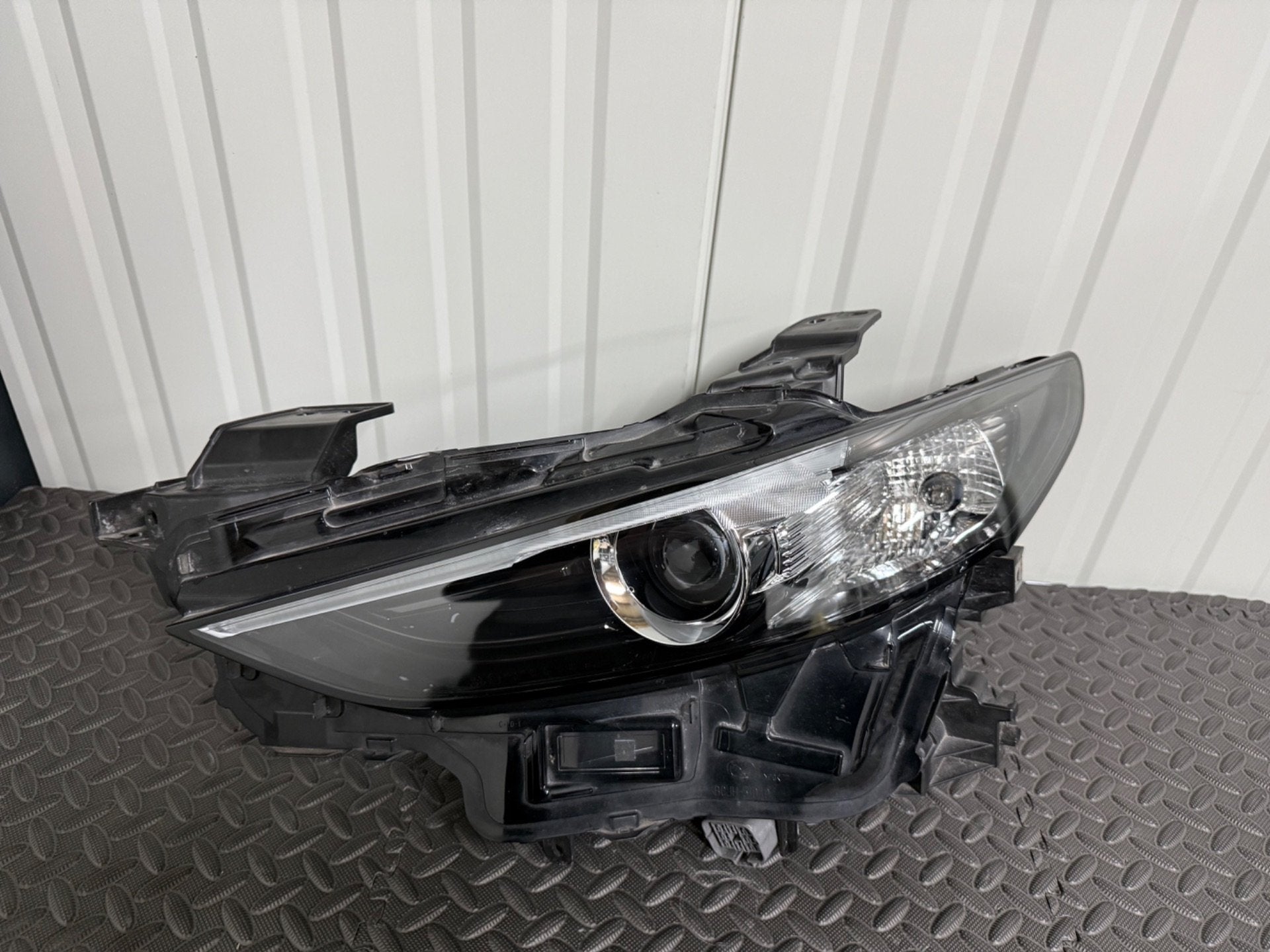 Mazda 3 full led koplamp links Bcjh51040 8pins, Auto-onderdelen, Shinchi, Fuchu-Cho 3-1
730-8670  Hiroshima, Mazda Motor Corporation