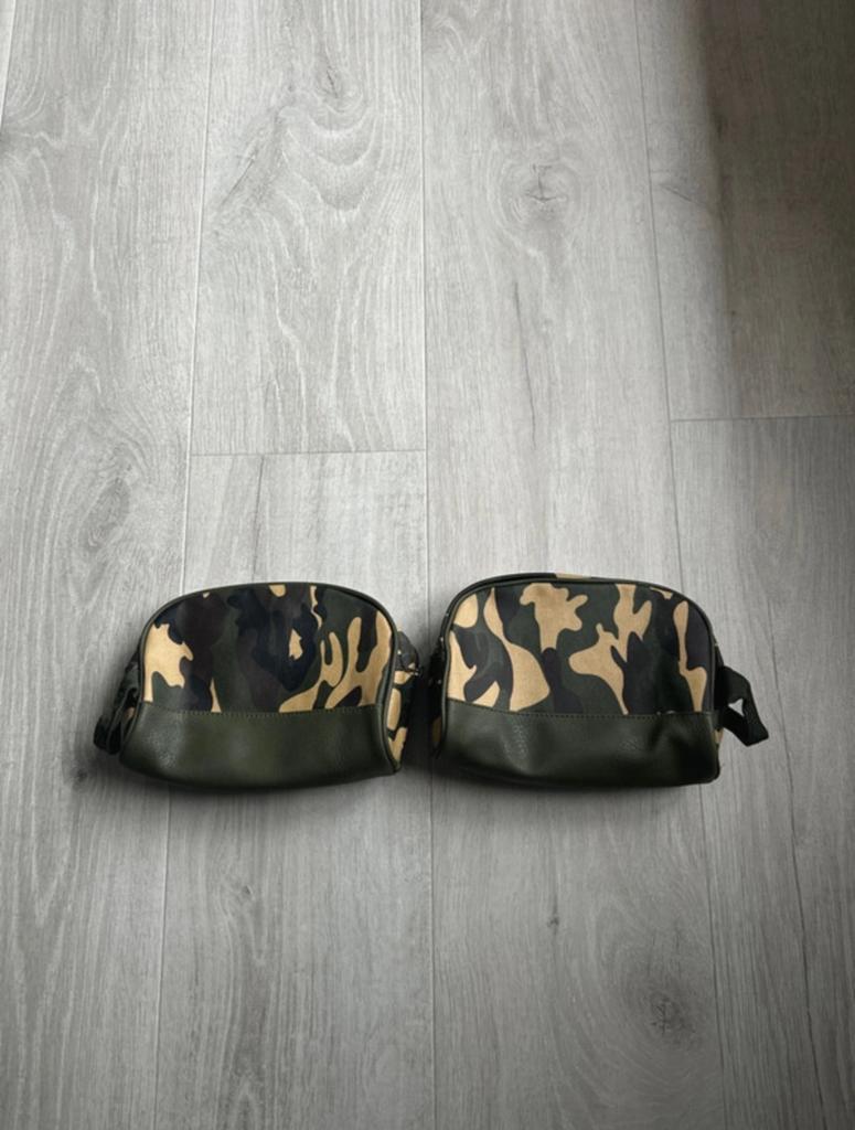 2 trousses de toilette camouflage, Bijoux, Sacs & Beauté, Enlèvement ou Envoi, Comme neuf, Autres couleurs, Homme ou Femme