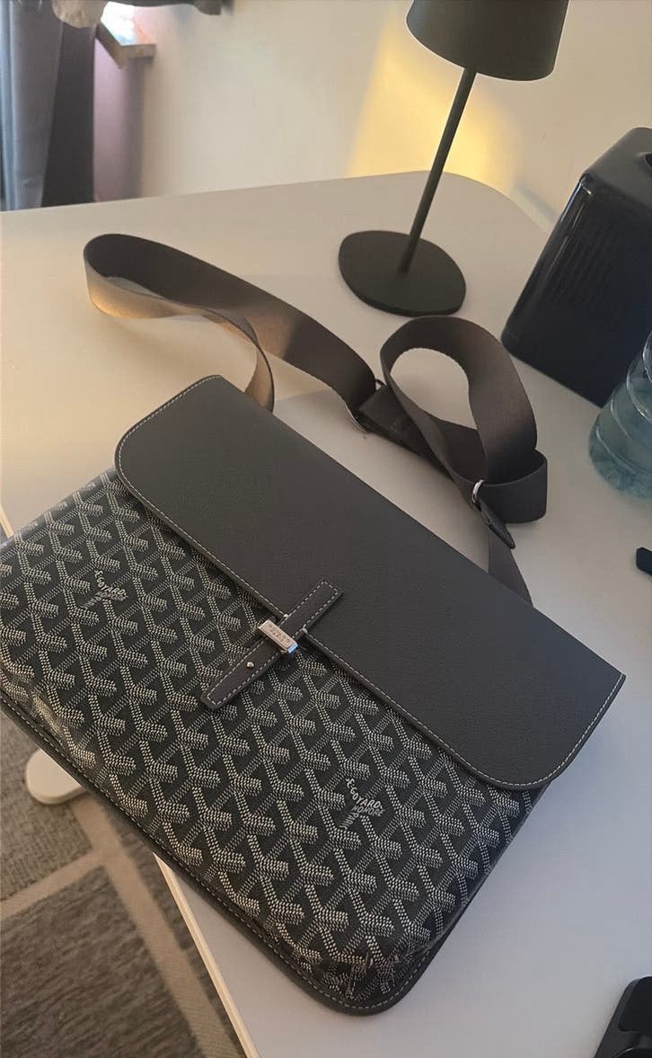 Sacoche goyard homme grise, Bijoux, Sacs & Beauté, Sacs | Sacs à bandoulière, Enlèvement ou Envoi, Comme neuf