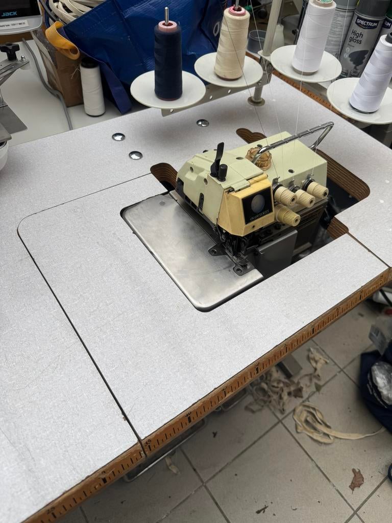 Global 4 draad Lockmachine (babylock)220volt, Ophalen, Zo goed als nieuw, Lockmachine