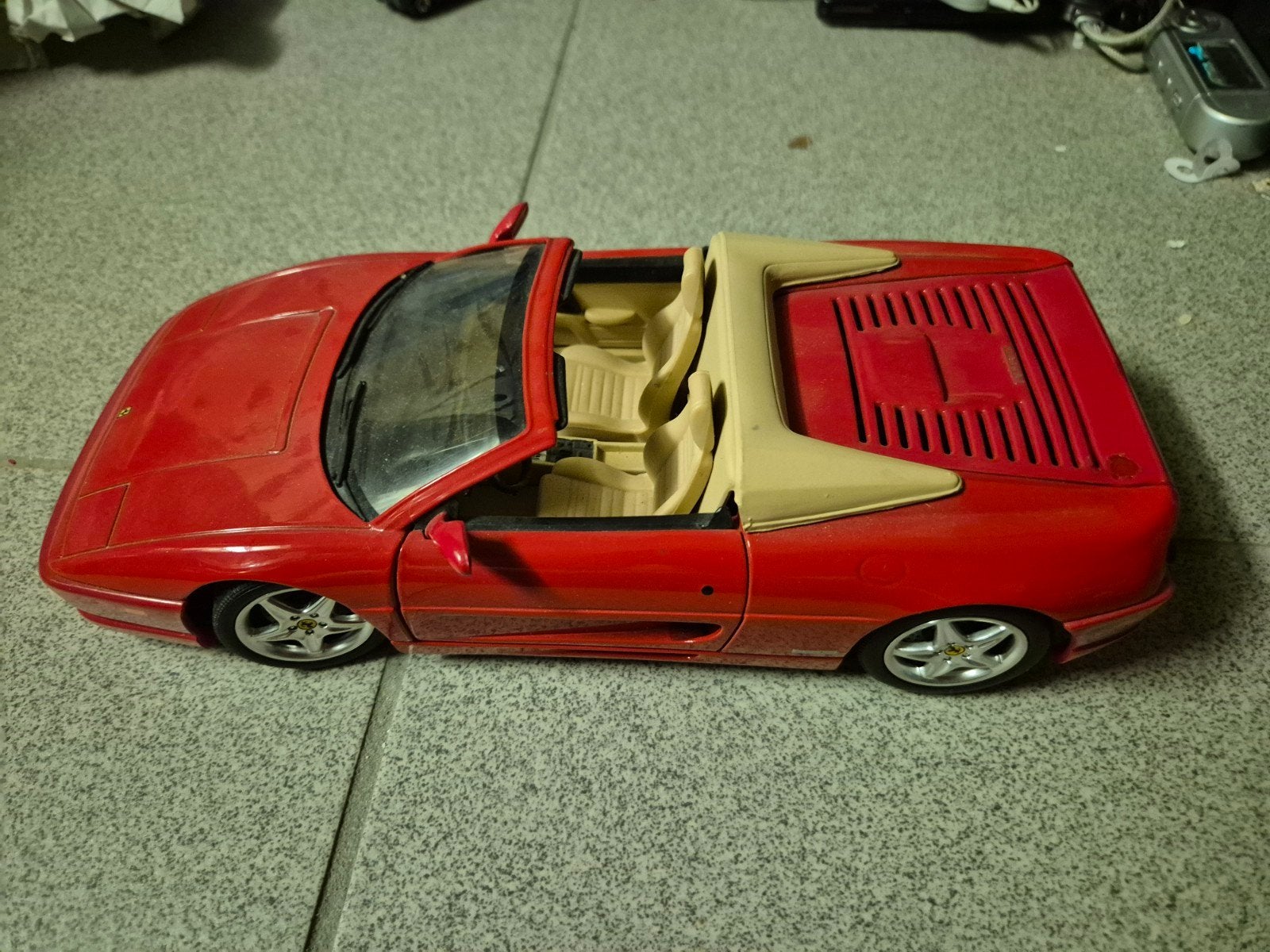 Hotwheels ferrari f355 spider hot wheels Verf af, Hobby en Vrije tijd, Modelauto's | 1:18, Ophalen of Verzenden, Hot Wheels