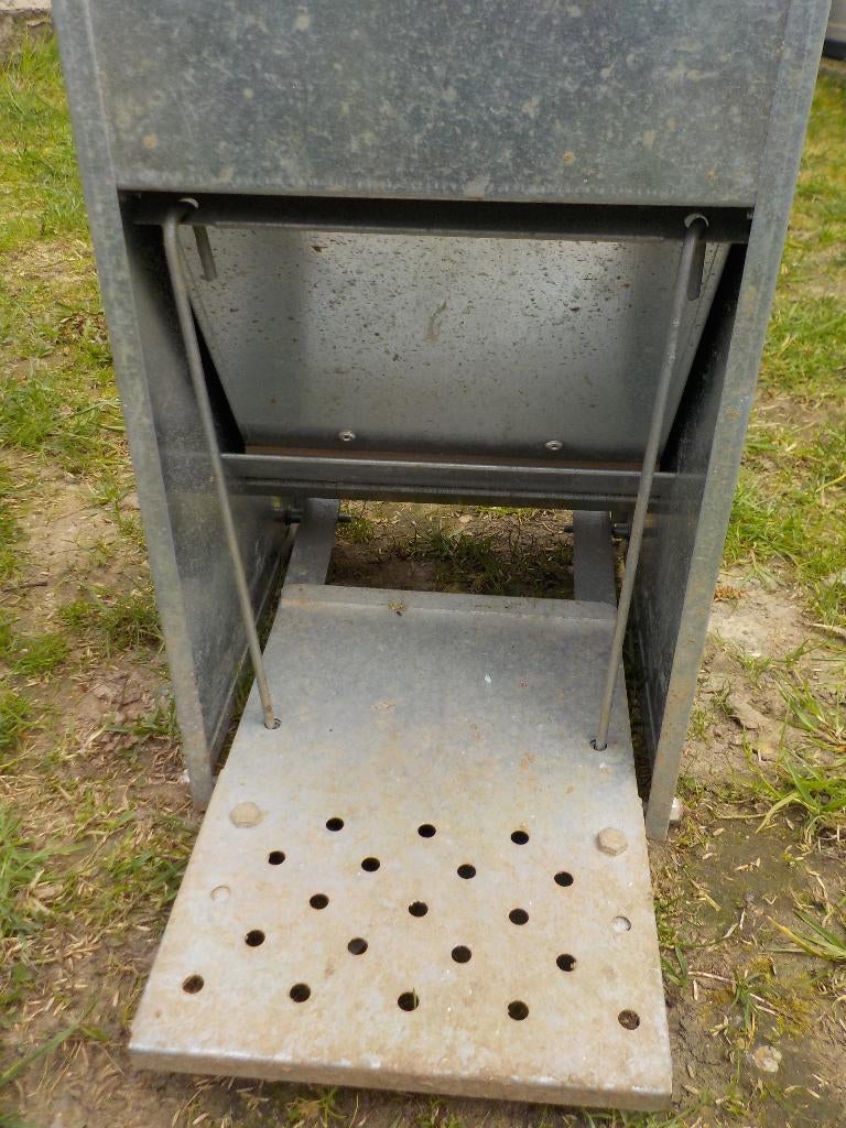 Voederbak voor kippen, Ophalen