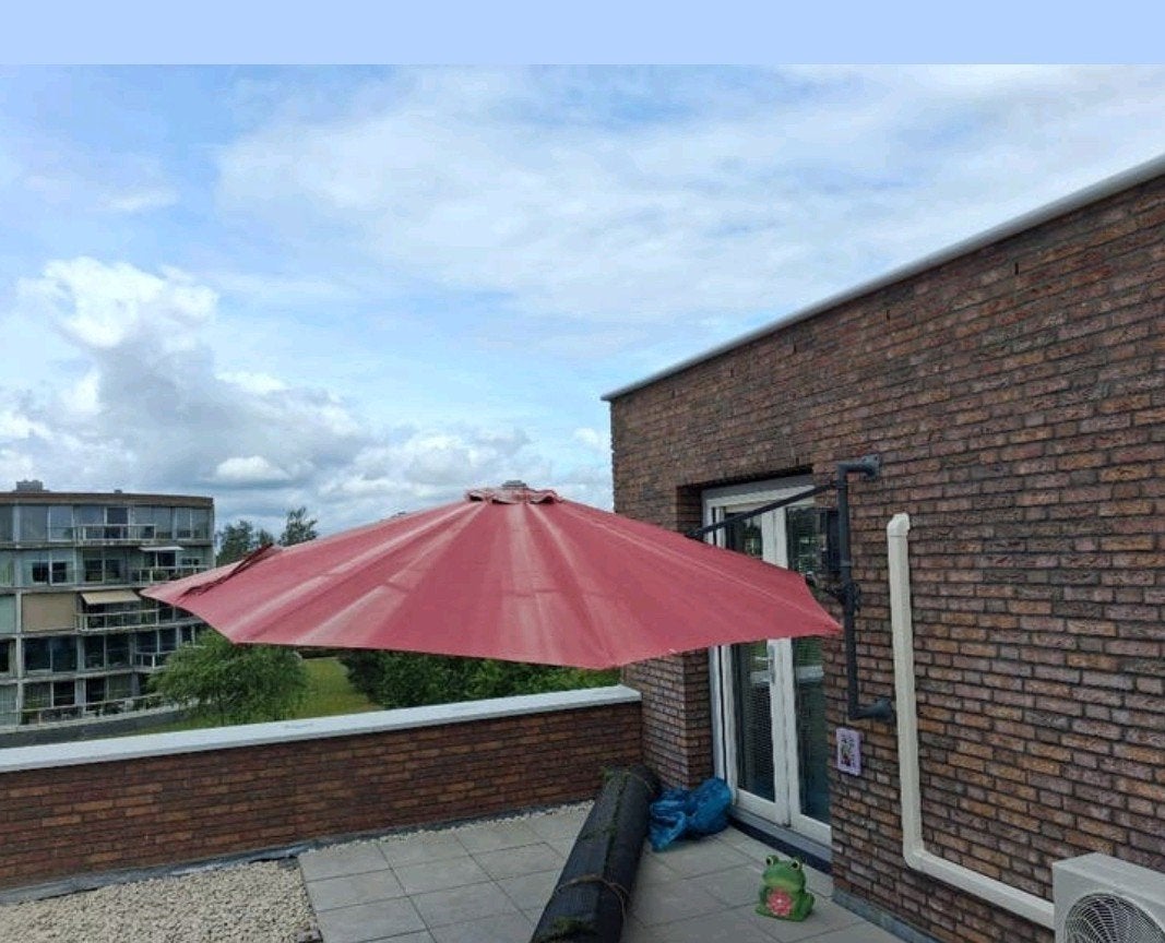 In goede staat verkerende muurzweefparasol incl ophangbeugel, Tuin en Terras, Parasols, Ophalen, Gebruikt, 3 tot 4 meter, Muurparasol
