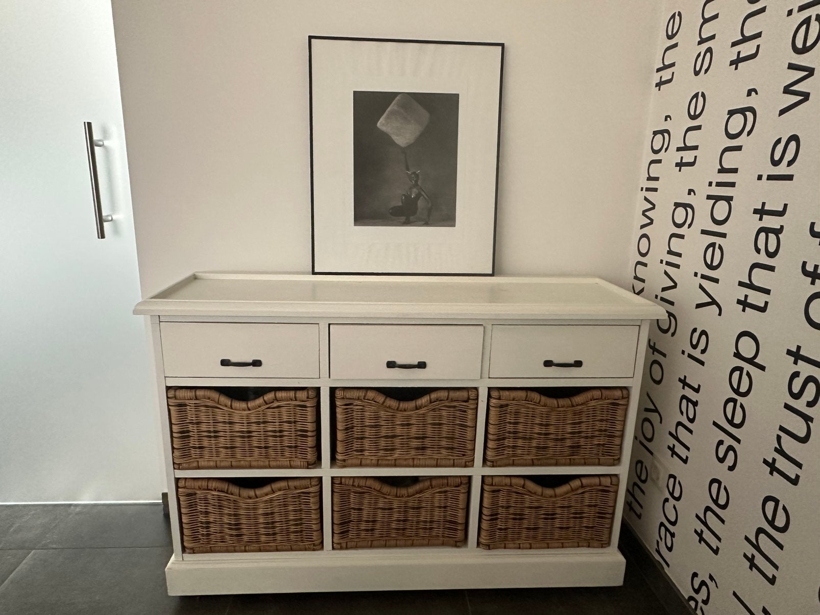 Landelijke witte kast met rieten mandjes, Enlèvement, Utilisé, Landelijk