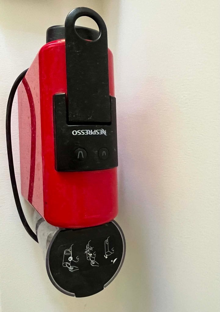 Nespresso machine met melkopschuimer, Ophalen, Zo goed als nieuw, Espresso apparaat, Afneembaar waterreservoir