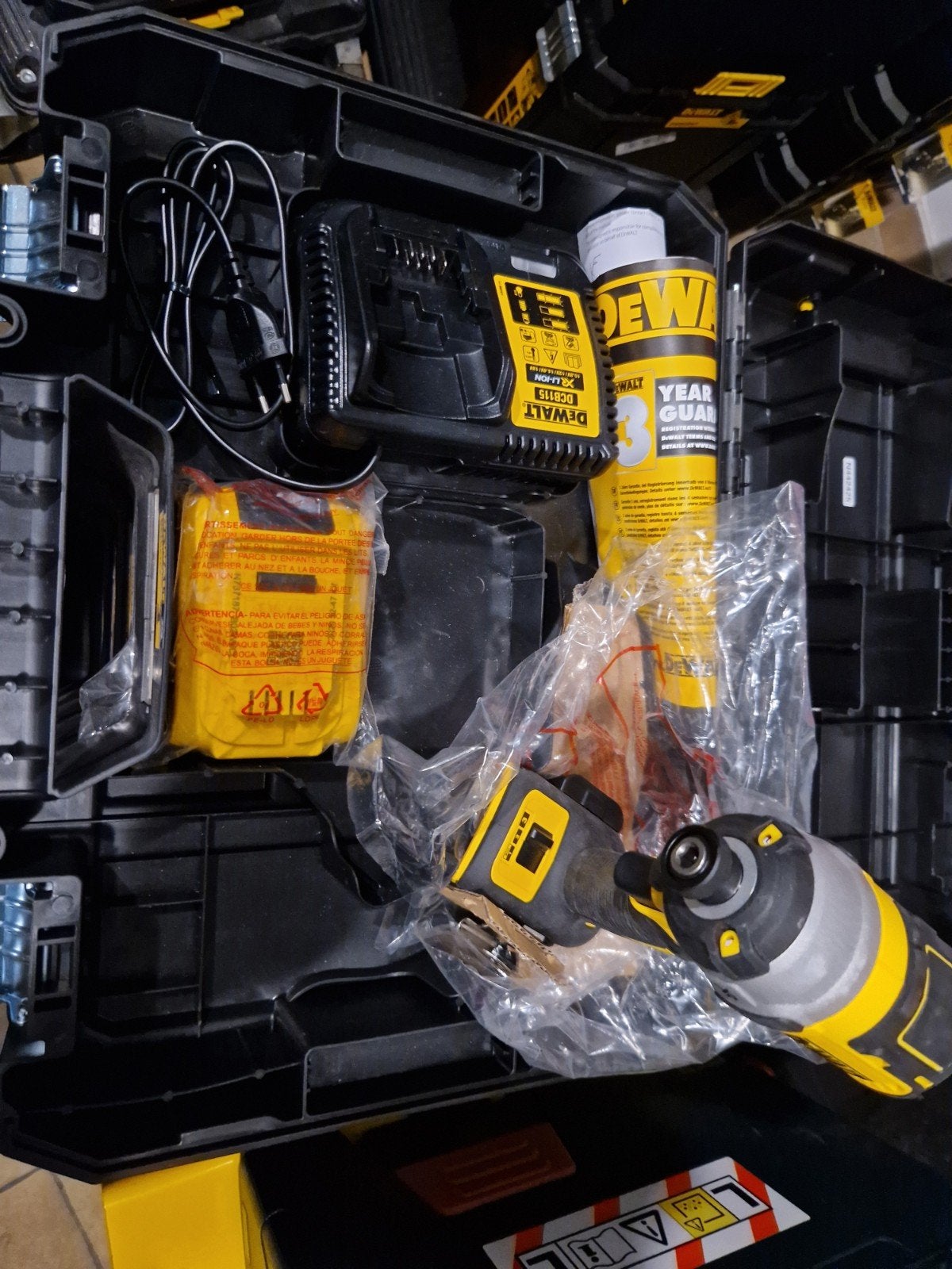 Dewalt visseuses à choc + chargeur + batterie  coffre, Enlèvement, Neuf