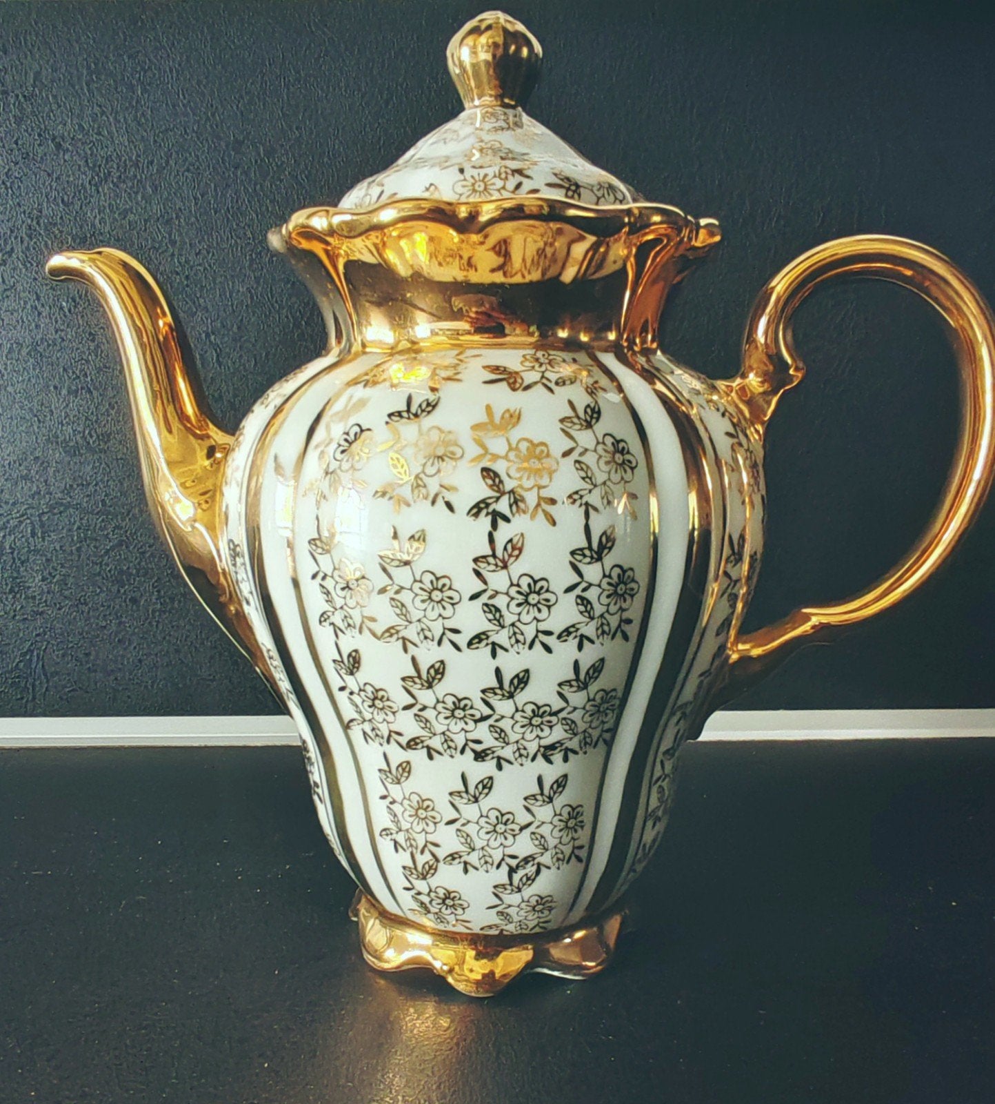 Antieke theepot van wit en goud porselein in barokstijl, Ophalen of Verzenden