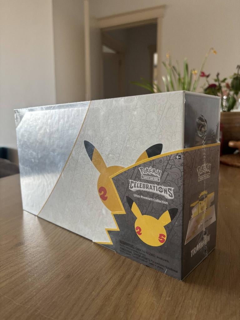 Ultra Premium Collection Box Pokemon Celebrations 25th, Ophalen of Verzenden, Nieuw, Boosterbox