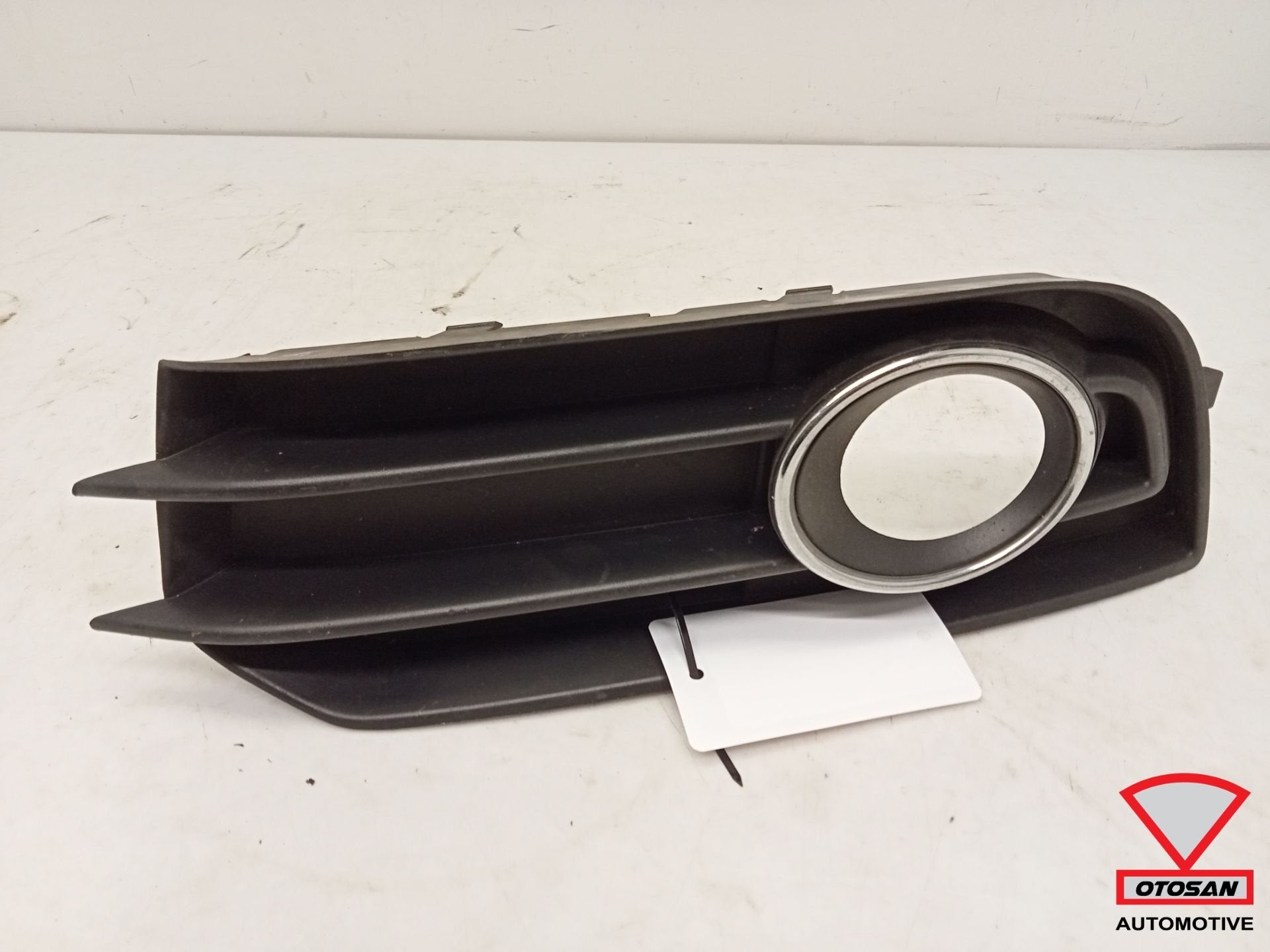 Grille de pare-chocs avant droite Audi A1 8X 8X0807682A, Pare-chocs, AUDI AG, Auto-Union-Strasse 1
85045  Ingolstadt, DE, Utilisé