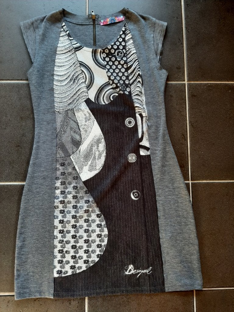 nieuw grijs kleed van het merk Desiqual, Kleding | Dames, Maat 38/40 (M), Desiqual, Nieuw, Ophalen of Verzenden