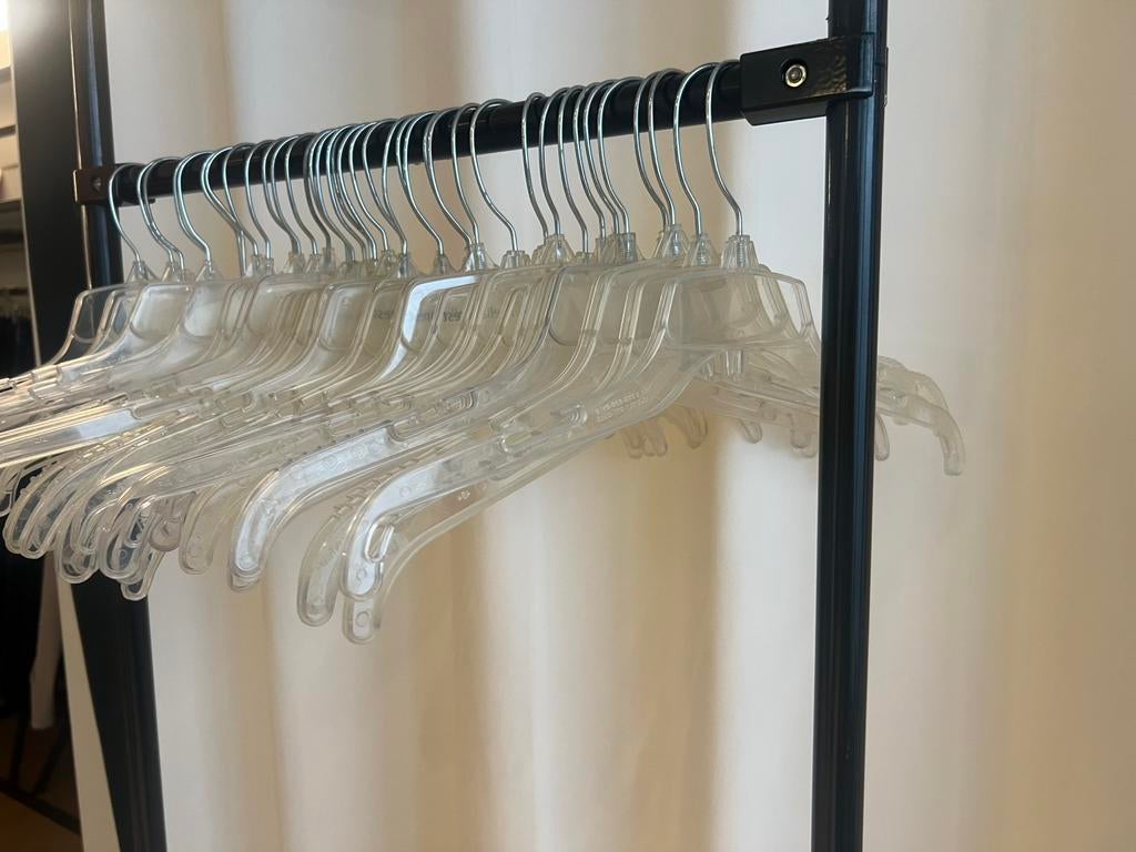 37 witte doorzichtige kleerhangers, Ophalen, Zo goed als nieuw