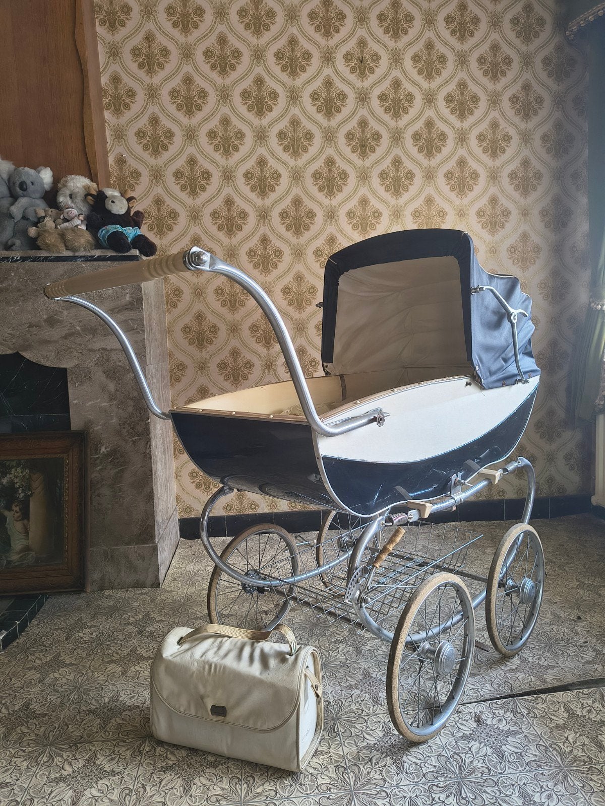 Vintage babykoets met toebehoren en set babylakens, Kinderen en Baby's, Kinderwagens en Combinaties, Ophalen, Gebruikt, Kinderwagen
