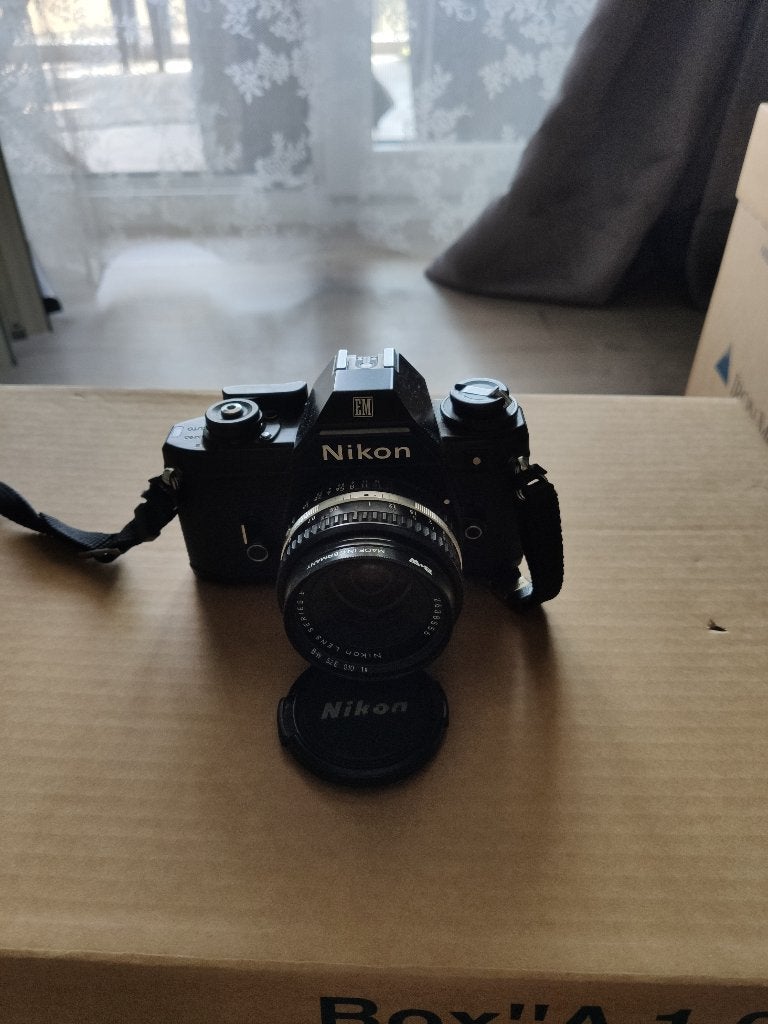 Nikon EM 35mm SLR + Objectif Nikon Lens Series E 50mm f/1.8, Audio, Tv en Foto, Fotocamera's Analoog, Ophalen, Gebruikt, Compact