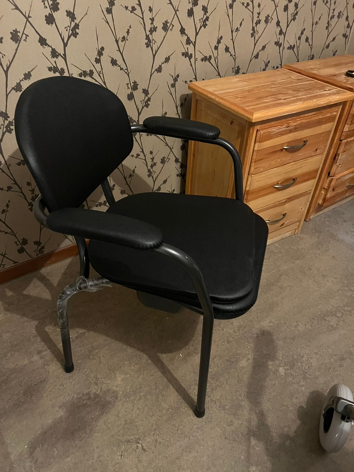 Wc stoel en  rollator alle 2 nieuw wegens  overlijden ., Diversen, Verpleegmiddelen, Ophalen, Nieuw
