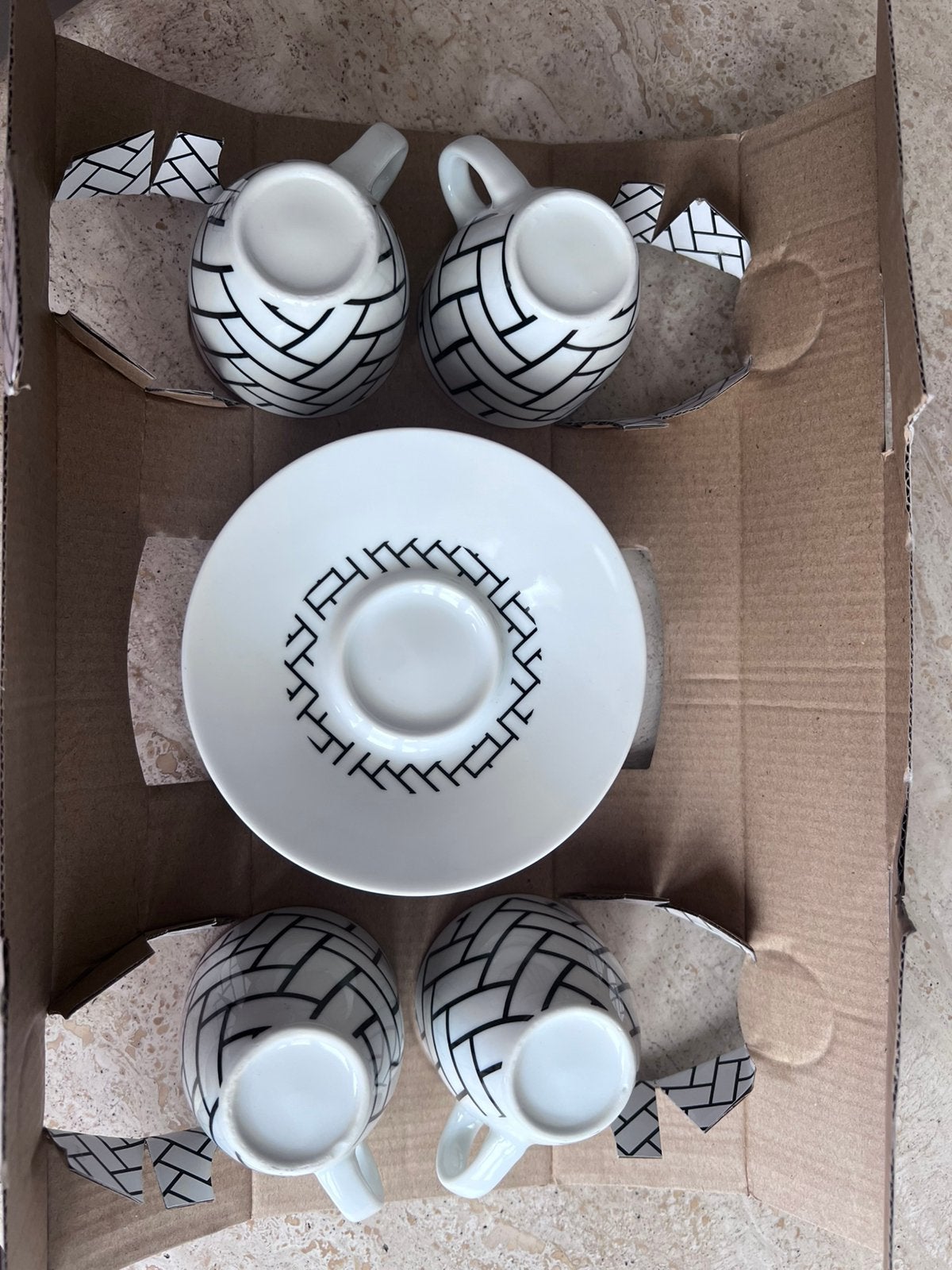 Tasses et soucoupes, Enlèvement ou Envoi