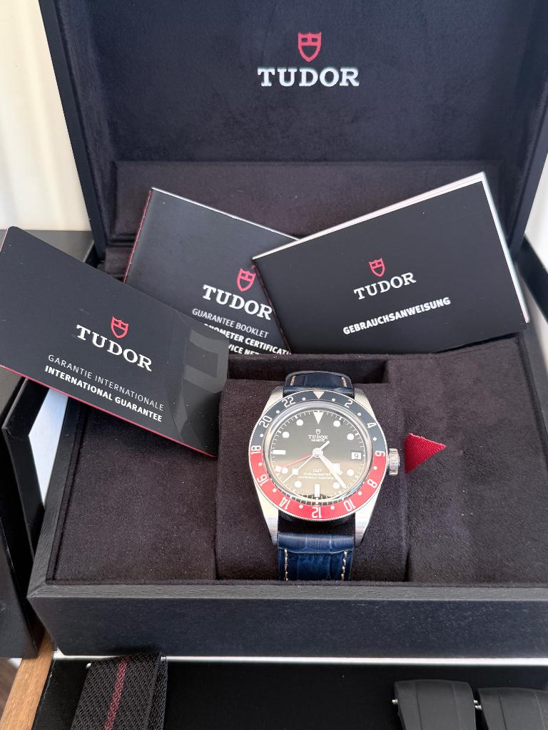 TUDOR BLACK BAY GMT PEPSI M79830RB-0003 2022, Bijoux, Sacs & Beauté, Montres de sport, Enlèvement ou Envoi, Utilisé, Noir, Tudor
