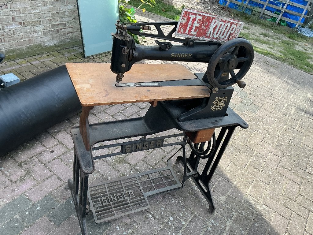 Antieke Singer Naaimachine met Onderstel, Ophalen