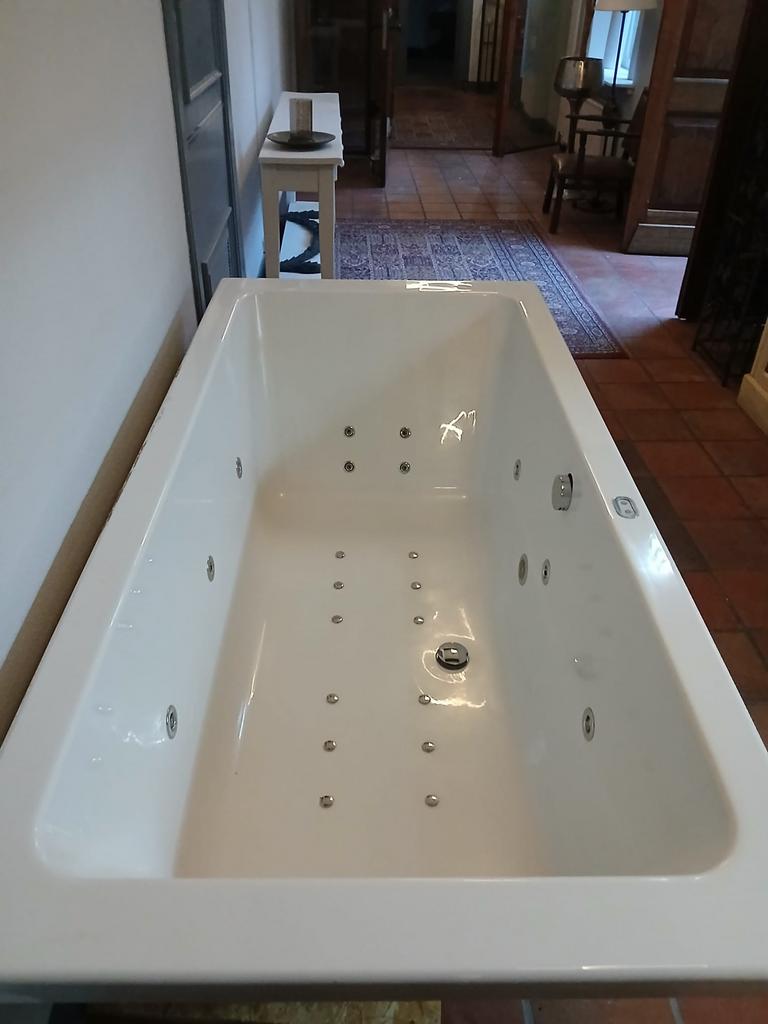 Jacuzzi/ douche, Huis en Inrichting, Ophalen, Zo goed als nieuw