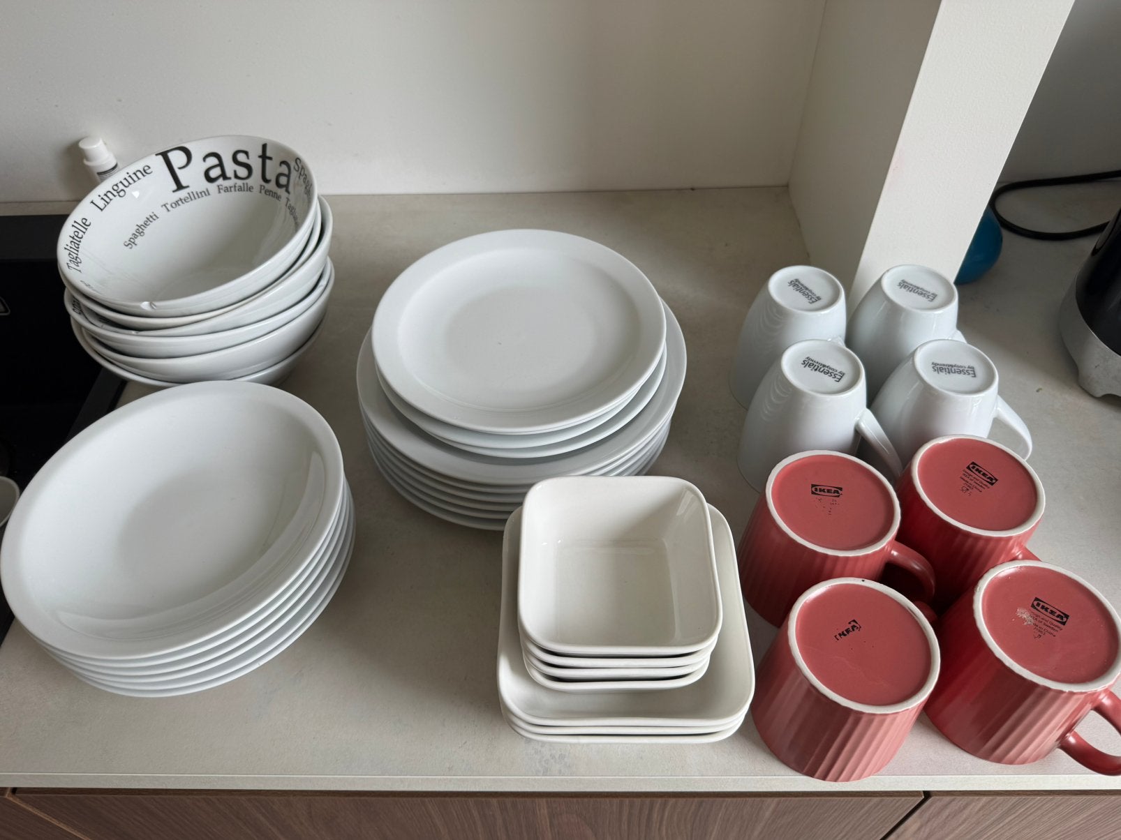 Wit servies met pasta kommen en roze tassen, Ophalen of Verzenden, Bord(en)