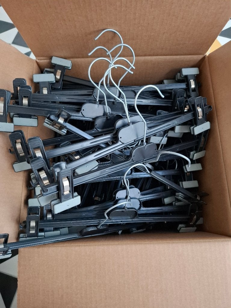 68 Kleerhangers met knijpers, Kleding | Dames, Overige Dameskleding, Ophalen of Verzenden, Zo goed als nieuw