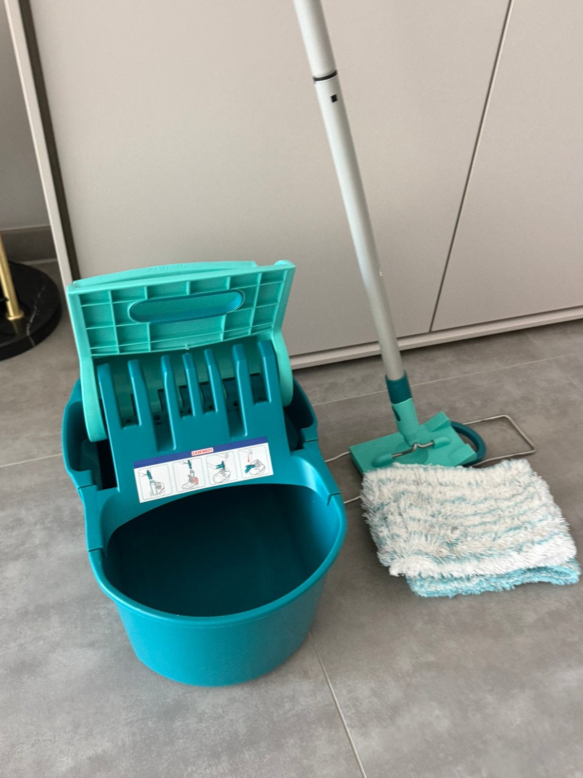 Leifheit emmer met dweilstok plus 2 dweilen, Huis en Inrichting, Ophalen, Dweilemmer, -bak, of -wagen