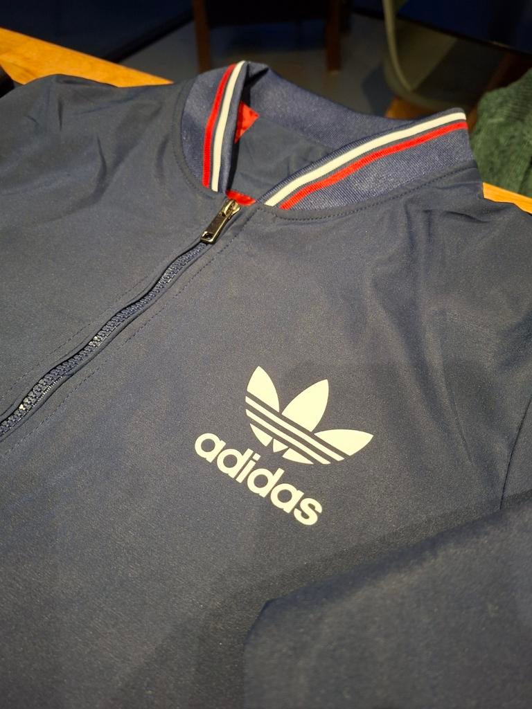 Adidas bomber jacket maat L navy blue, Kleding | Heren, Ophalen, Maat 52/54 (L), Blauw, Nieuw
