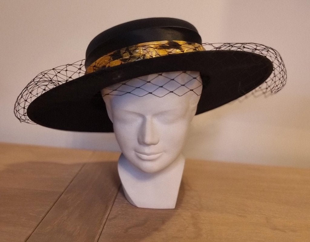 robe,veste et chapeau en parfait état noir et or, Kleding | Dames, Hoeden en Petten, Nieuw, Hoed, Ophalen of Verzenden