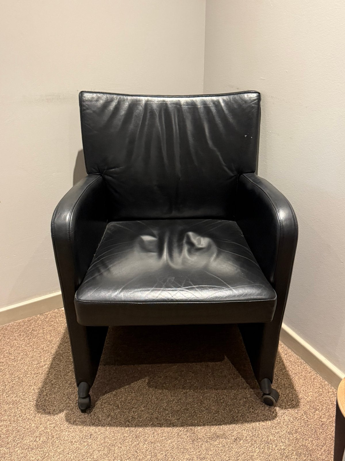 4 zwarte lederen fauteuils op wieltjes, Enlèvement, Comme neuf