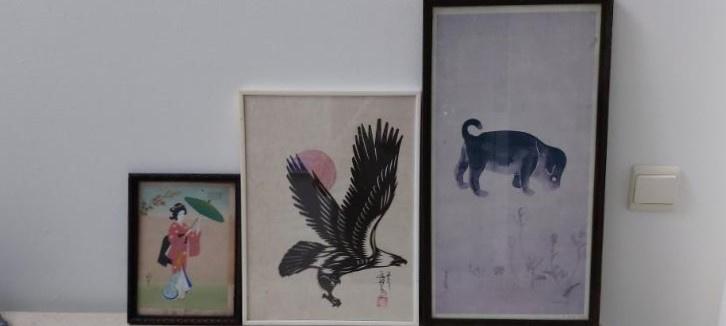 Trois objets d’art asiatiques élégamment encadrés, Enlèvement ou Envoi