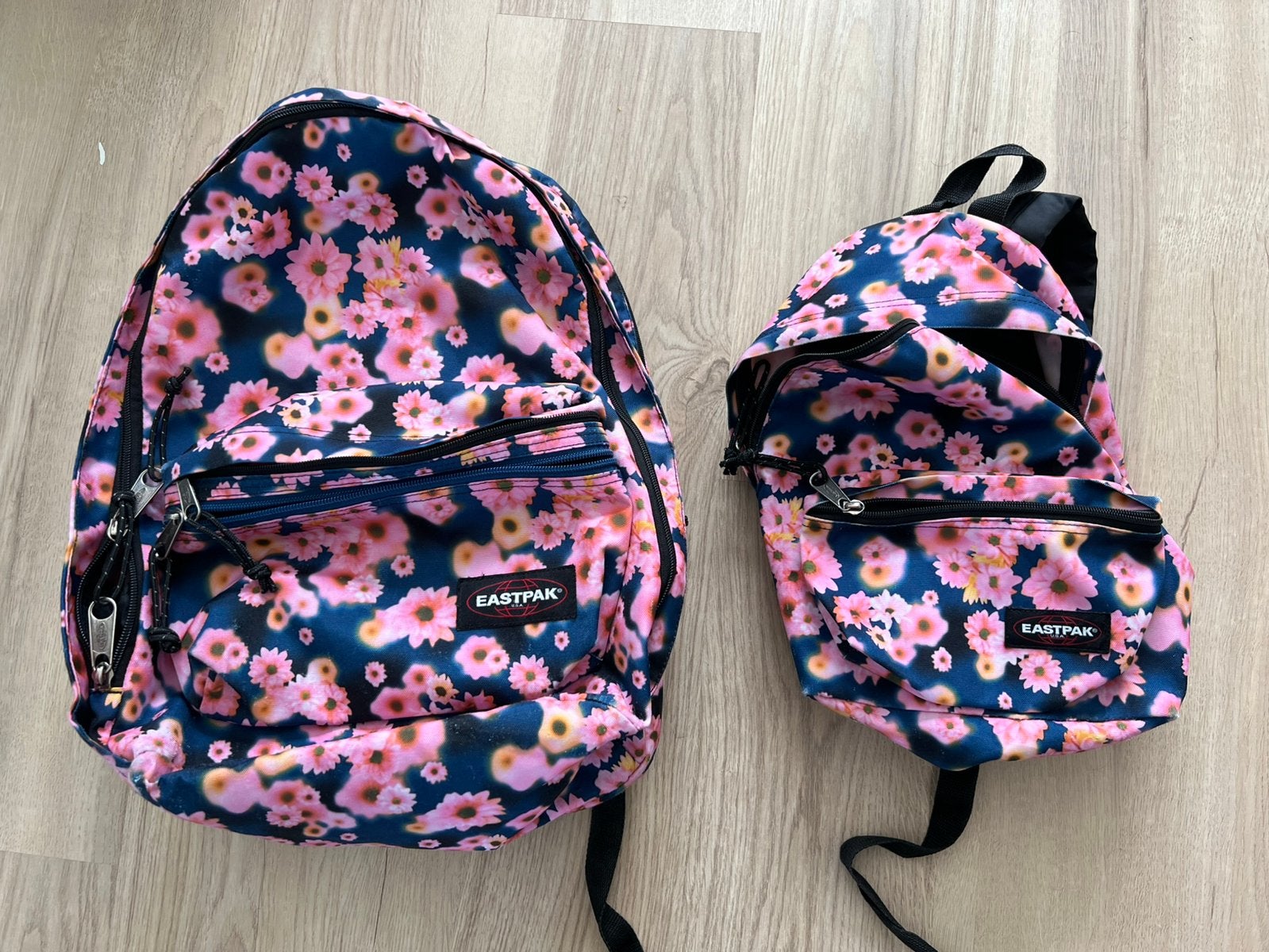 Ensemble sac à dos et mini sac Eastpak fleuri, Handtassen en Accessoires, Ophalen of Verzenden, Zo goed als nieuw, Eastpak