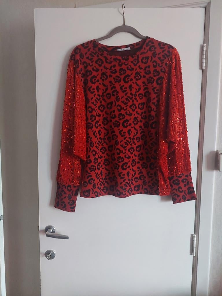 Pull rouge manche raglant  pleins de bling.   bling .4 EUROS, Ophalen, Rood