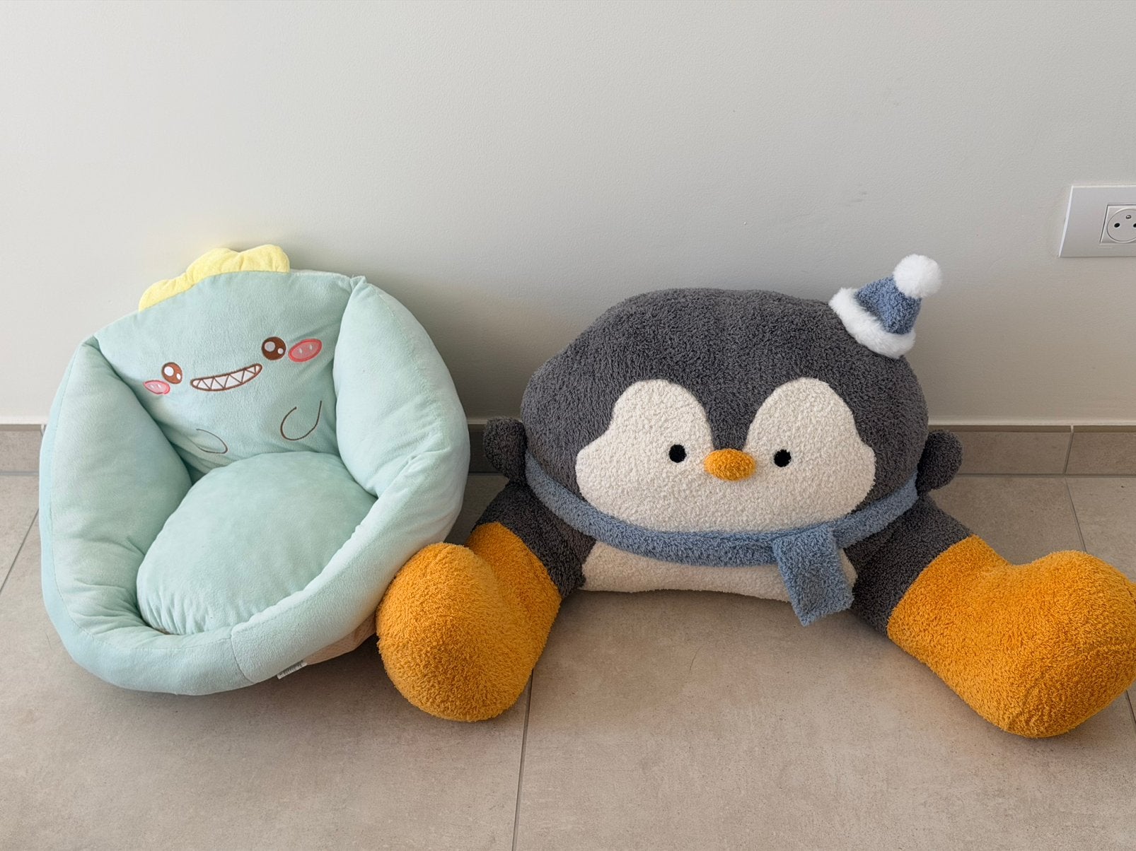 Groene dino kinderfauteuil & Pluche pinguïn knuffel, Kinderen en Baby's, Ophalen, Zo goed als nieuw, Pinguïn