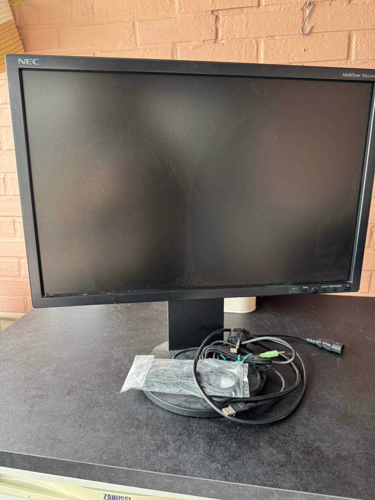 Monitor NEC MultiSync EA221WMe, Computers en Software, Ophalen, Gebruikt, Ingebouwde speakers, Overige resoluties