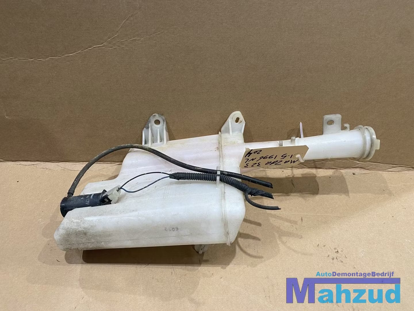 MAZDA 323 F Ruitensproeier tank reservoir 1994-1998, Gebruikt, Shinchi, Fuchu-Cho 3-1
730-8670  Hiroshima, Mazda Motor Corporation