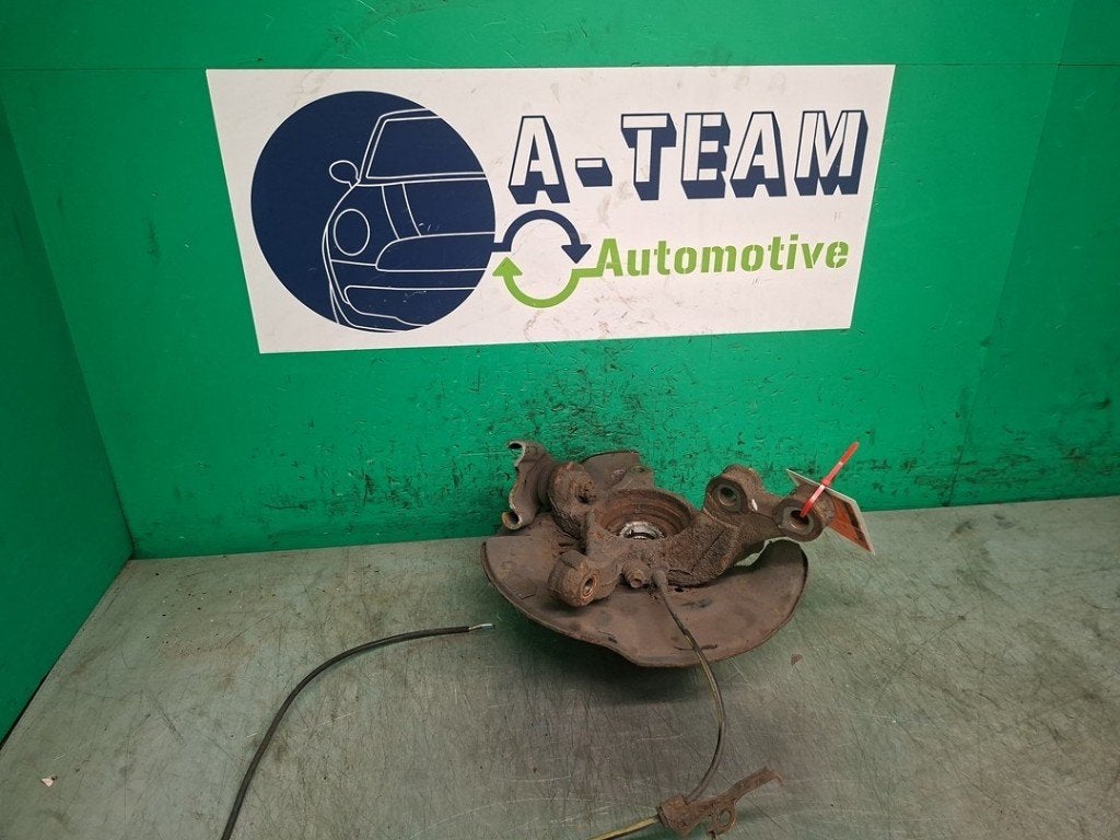 FUSEE RECHTS VOOR Toyota Yaris II (P9) (01-2005/12-2014), Gebruikt, Toyota