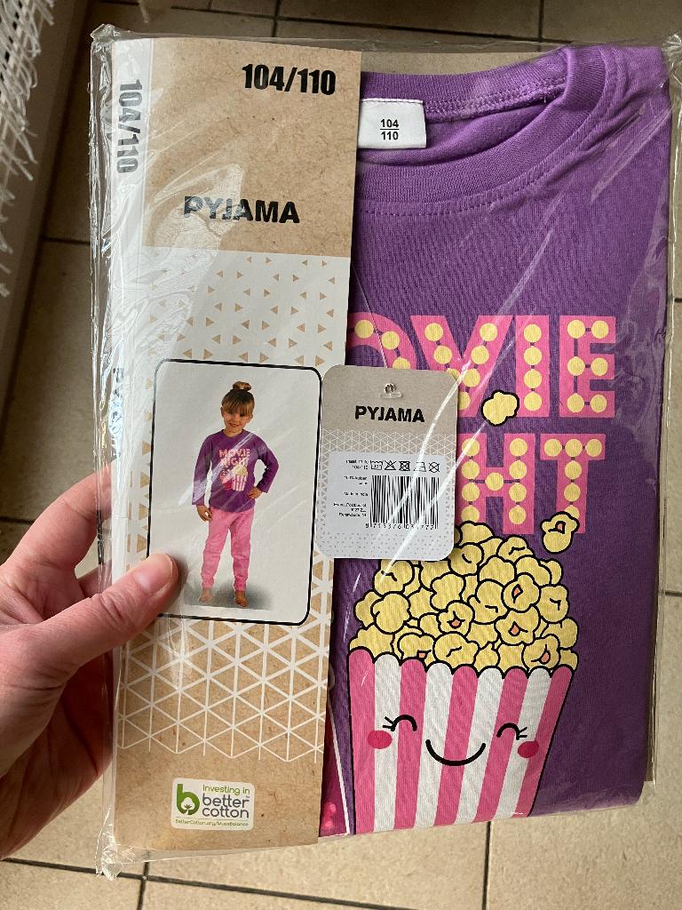 Nieuwe pyjama ' movie night ' Maat 104 / 110, Ophalen of Verzenden, Nieuw, Meisje, Nacht- of Onderkleding