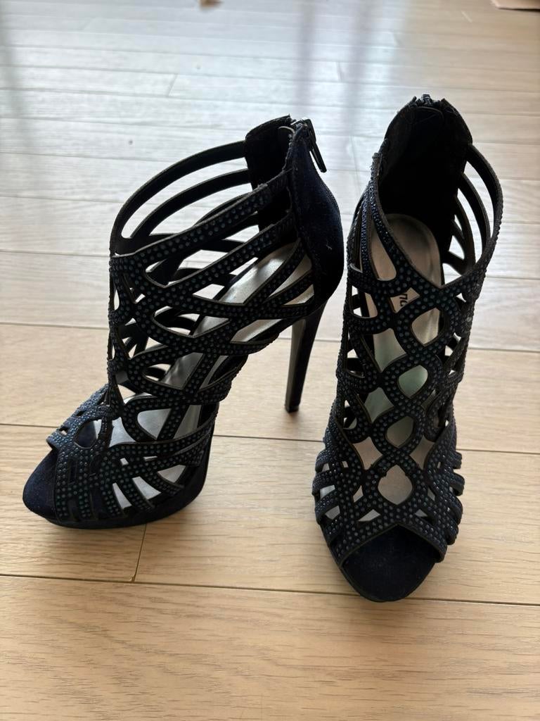 Donkerblauwe hoge hakken met strass – maat 36, Kleding | Dames, Schoenen, Ophalen of Verzenden, Zo goed als nieuw, Schoenen met hoge hakken